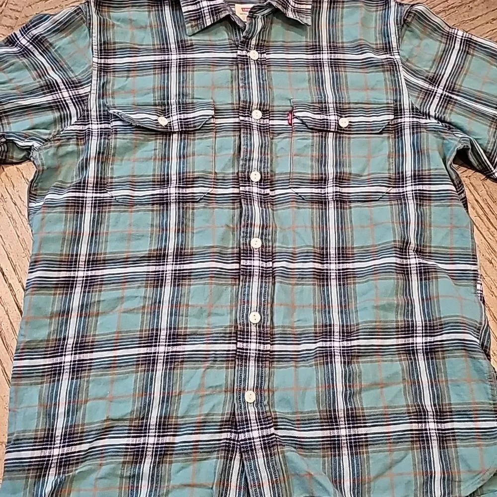 Levi's M relaxed plaid button down shirt